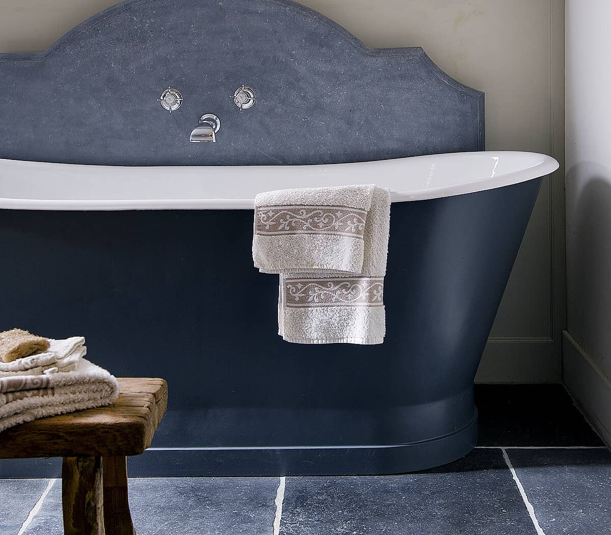 vrijstaand-ijzer-bad-monaco-antiek-belgisch-hardsteen