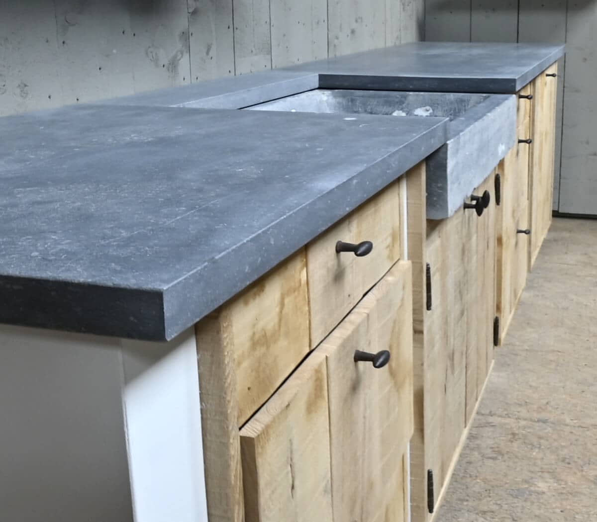 eiken-keuken-belgisch-hardstenen-blad-spoelbak