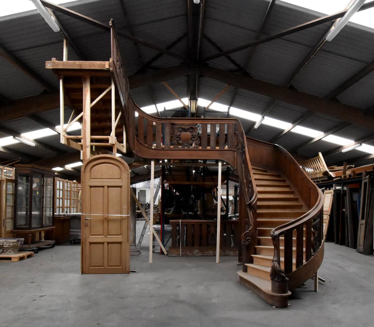 grote-exclusieve-houten-trap-houtsnijwerk