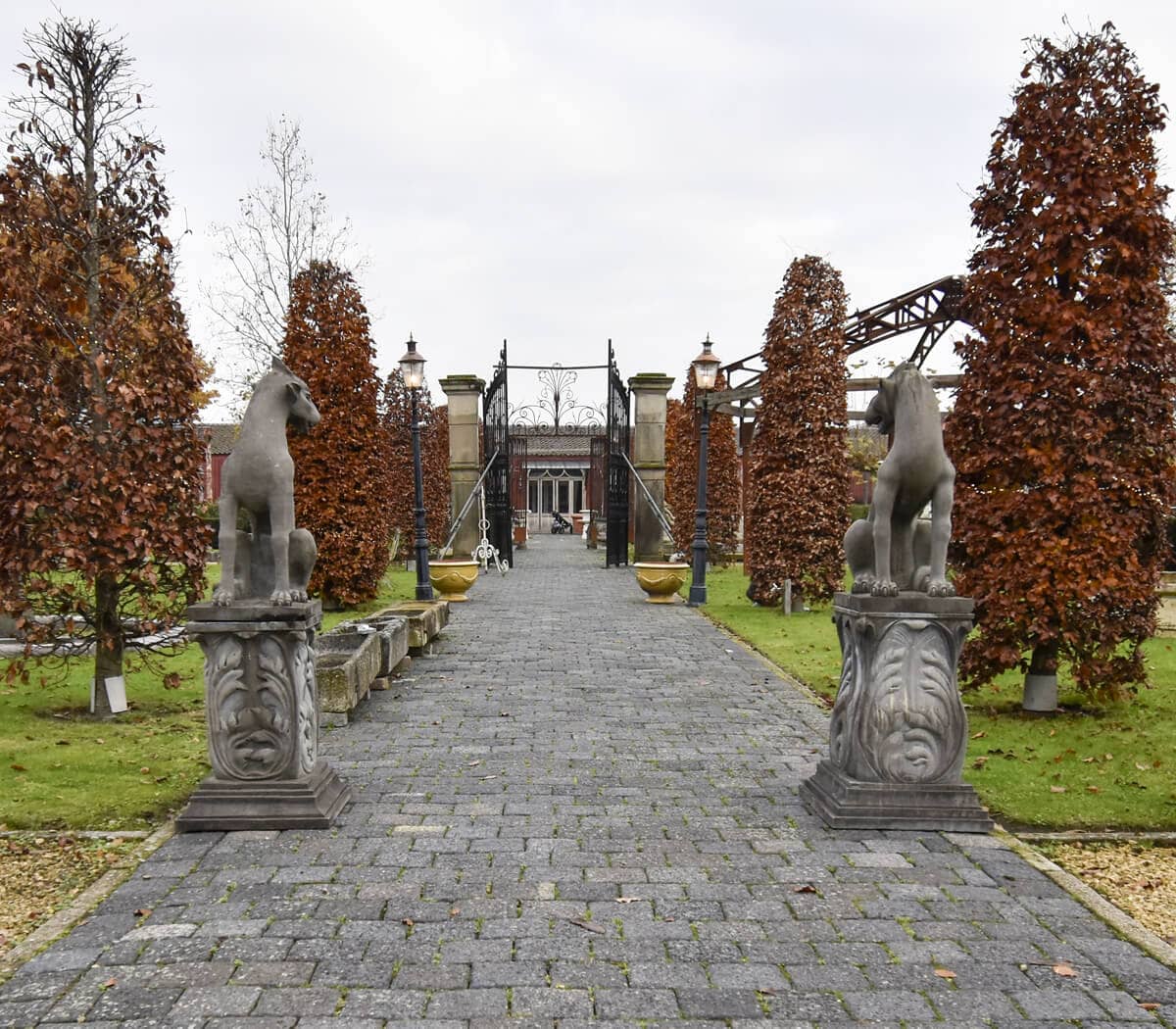 Set-van-2-honden-op-sokkel