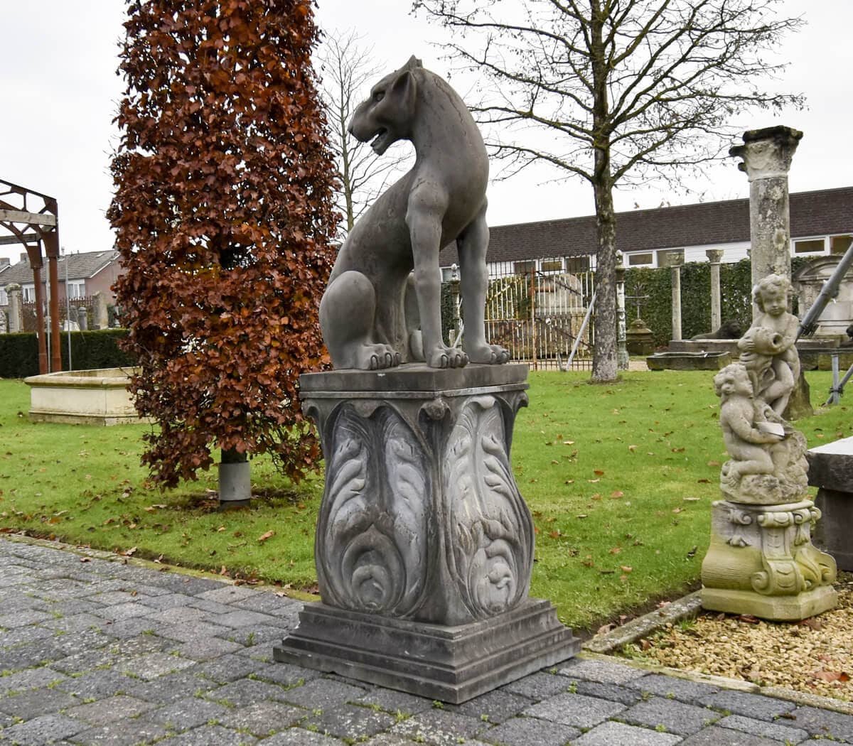 Set-van-2-honden-op-sokkel