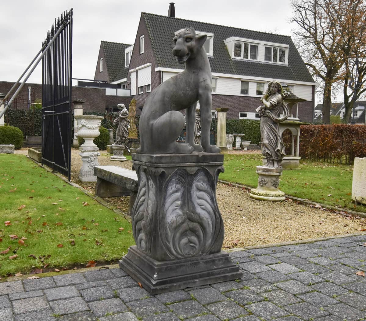 Set-van-2-honden-op-sokkel