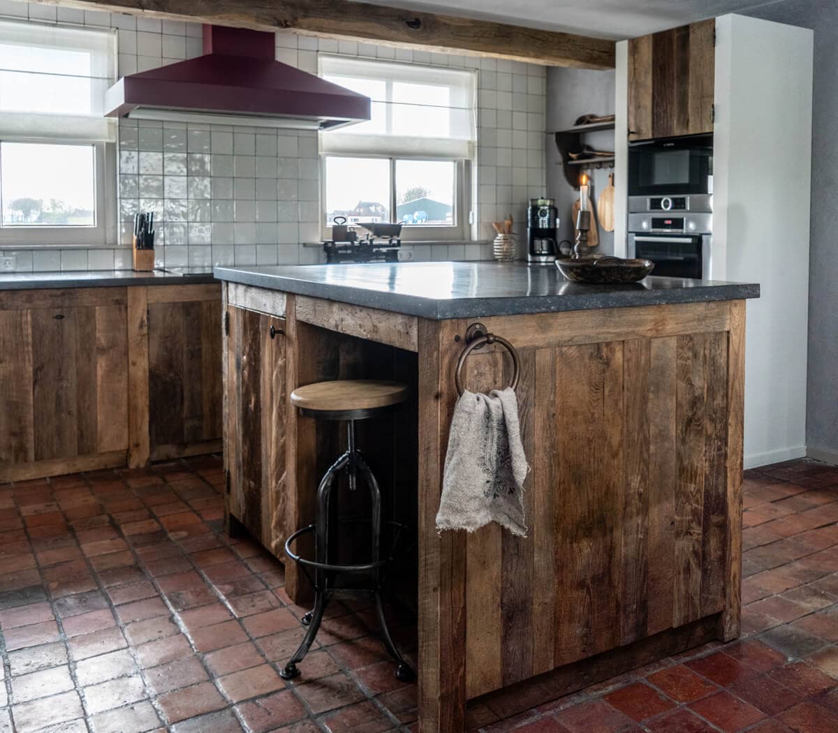 Eiken-keuken-belgisch-hardstenen-blad-en-bak