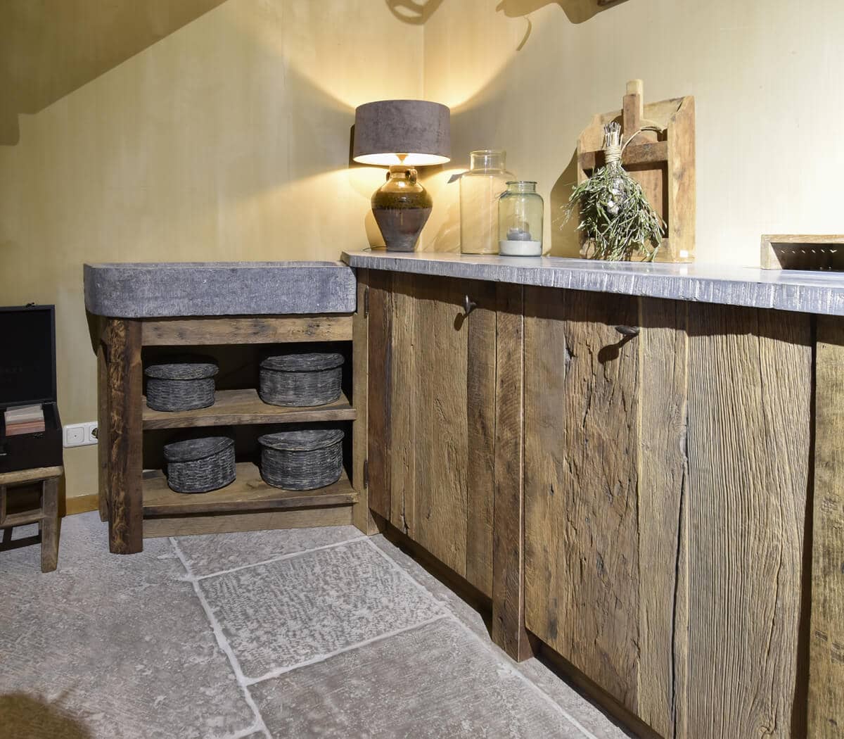 Eiken-keukenmeubel-met-belgisch-hardstenen-werkblad-en-wasbak