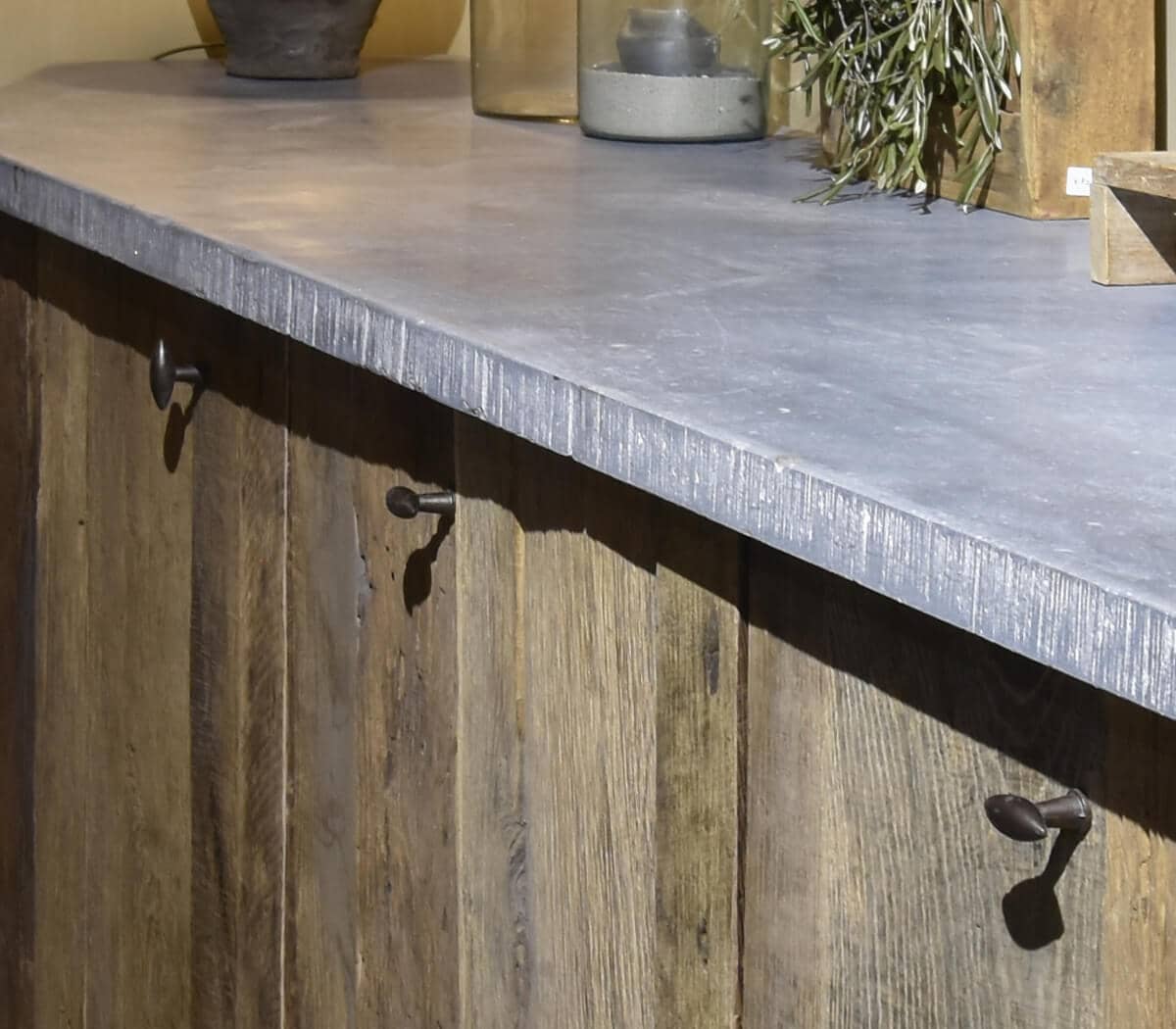 Eiken-keukenmeubel-met-belgisch-hardstenen-werkblad-en-wasbak