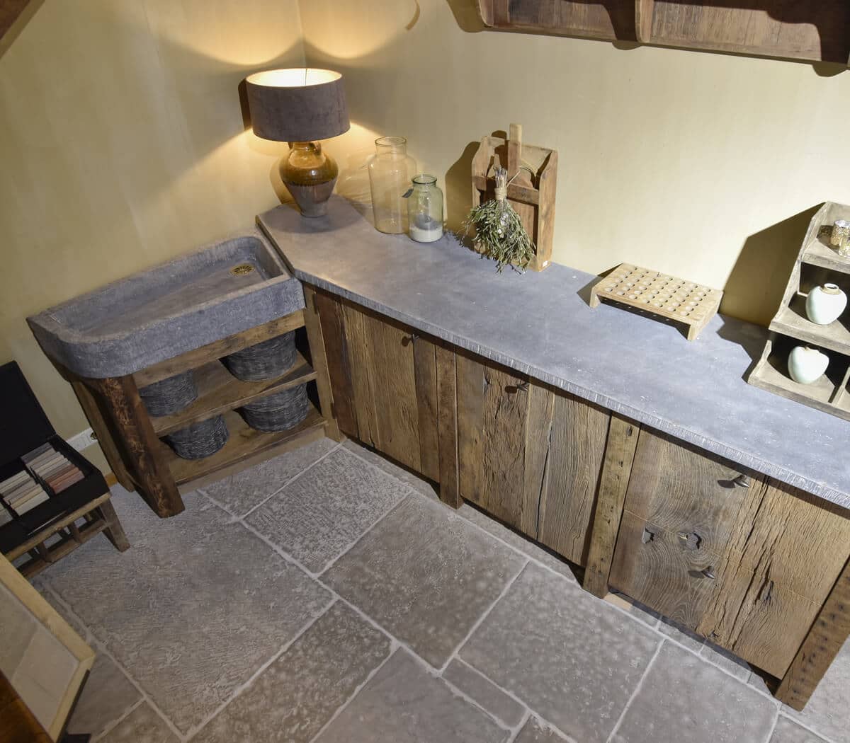 Eiken-keukenmeubel-met-belgisch-hardstenen-werkblad-en-wasbak