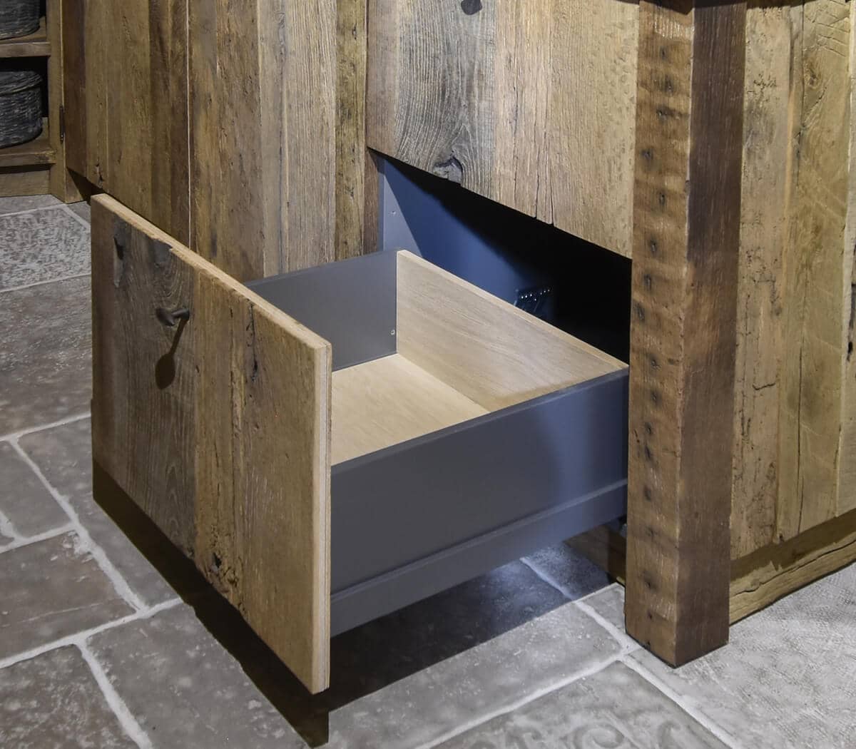 Eiken-keukenmeubel-met-belgisch-hardstenen-werkblad-en-wasbak