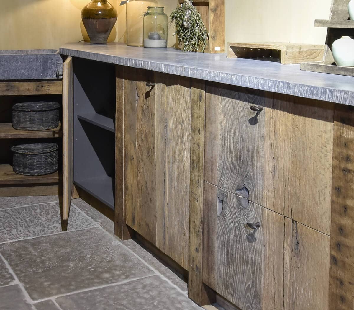 Eiken-keukenmeubel-met-belgisch-hardstenen-werkblad-en-wasbak