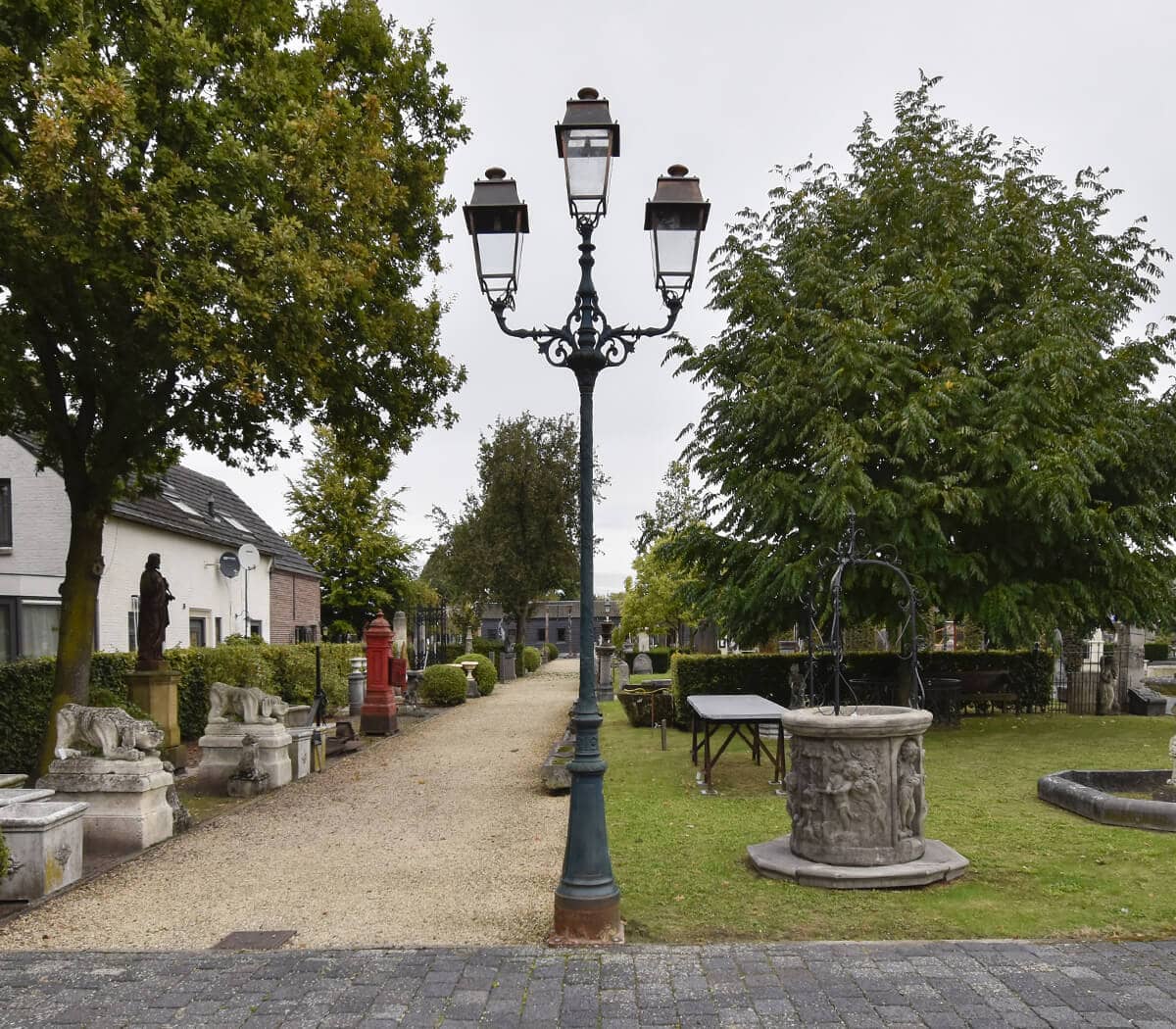 Exlusieve-driemast-lantaarnpaal-met-koperen-kappen