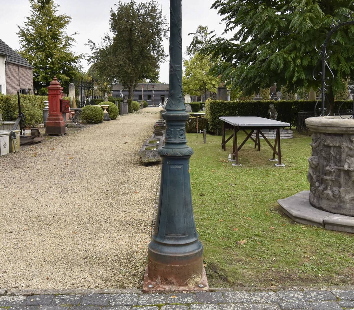 Exlusieve-driemast-lantaarnpaal-met-koperen-kappen