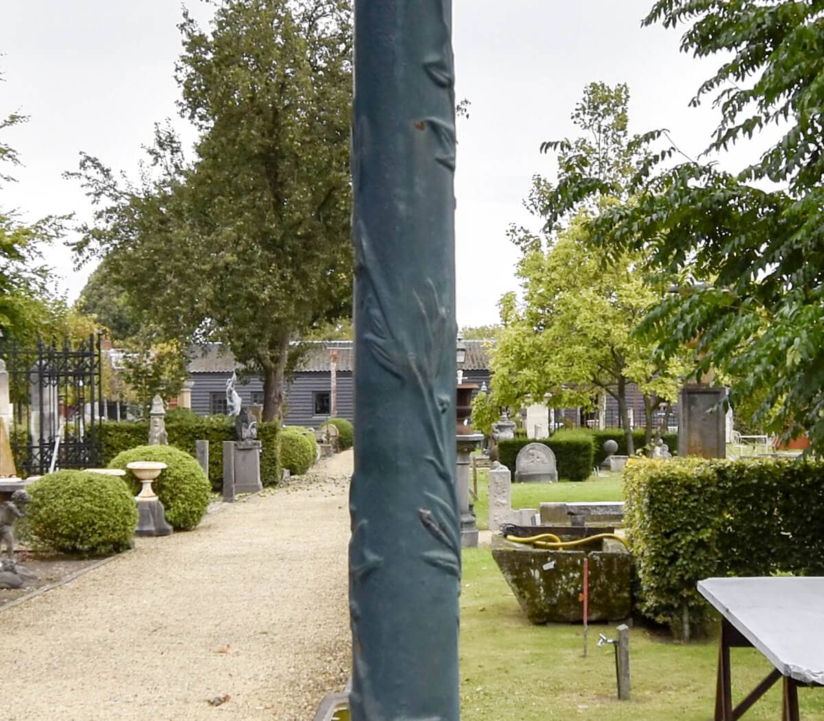 Exlusieve-driemast-lantaarnpaal-met-koperen-kappen