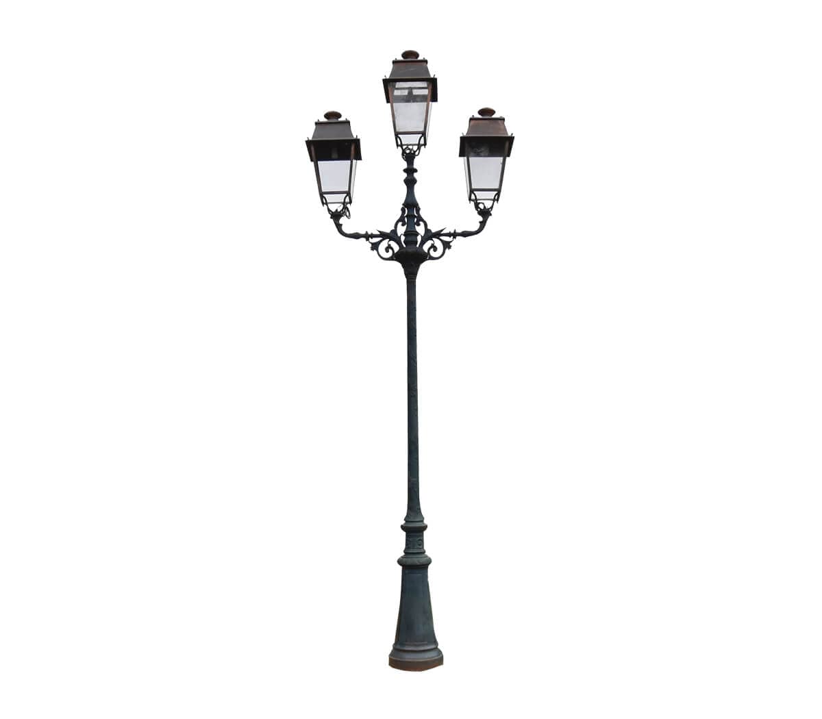 Exlusieve-driemast-lantaarnpaal-met-koperen-kappen