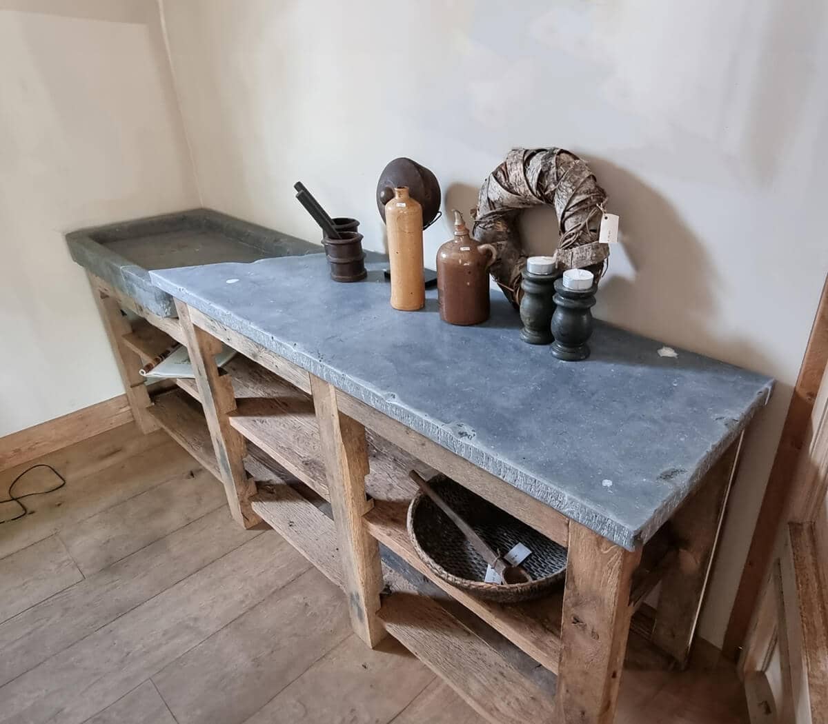 Keukenmeubel-met-eiken-onderstel-Belgisch-hardstenen-blad-en-bak