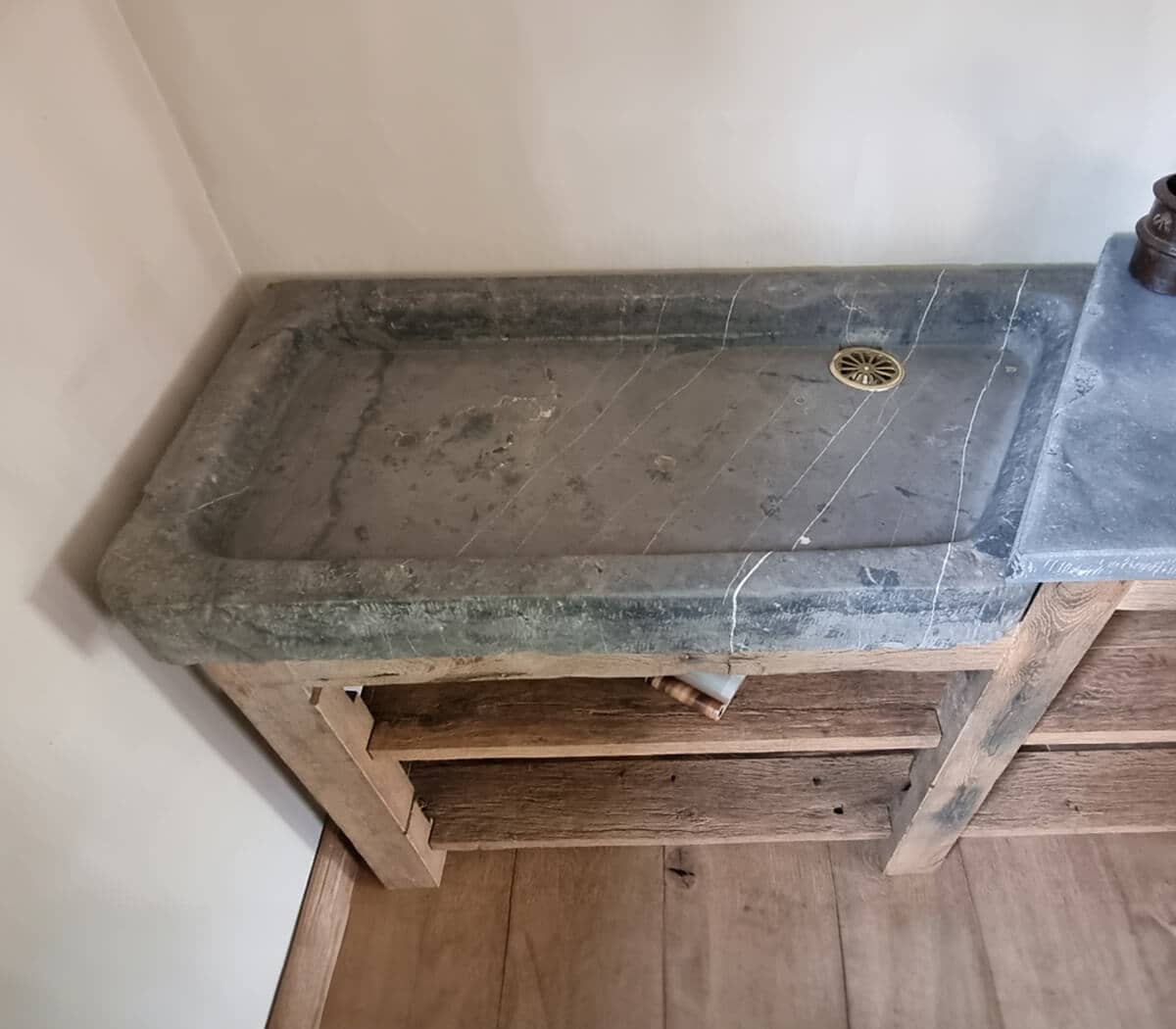 Keukenmeubel-met-eiken-onderstel-Belgisch-hardstenen-blad-en-bak