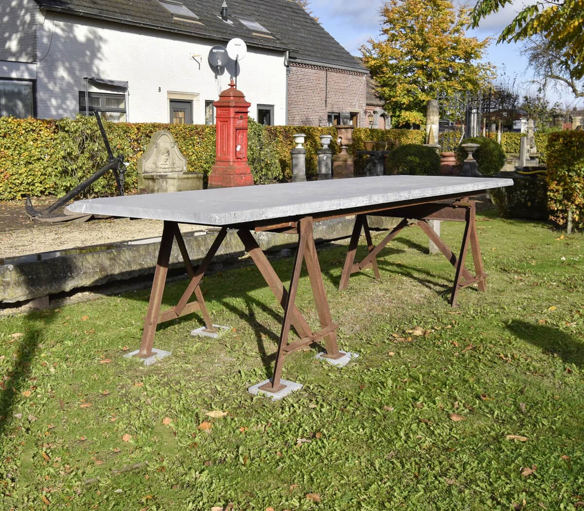 Tuintafel-ijzeren-onderstel-en-Belgisch-hardstenen-verouderd-blad