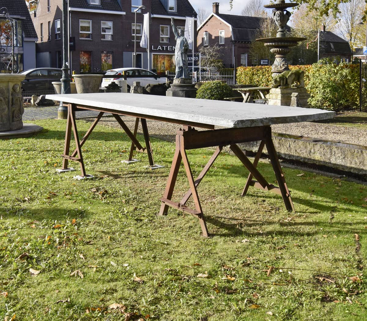 Tuintafel-ijzeren-onderstel-en-Belgisch-hardstenen-verouderd-blad