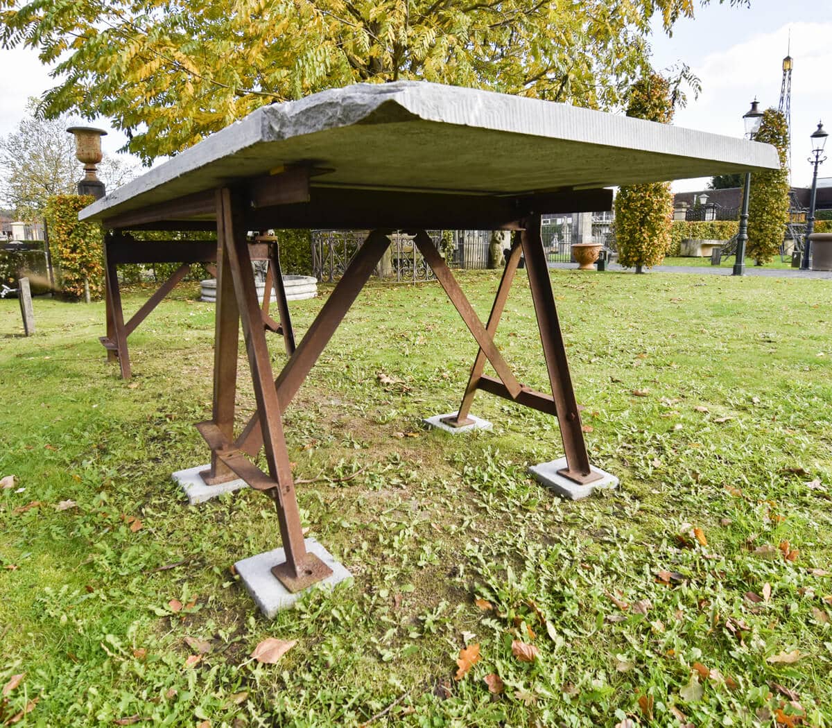 Tuintafel-ijzeren-onderstel-en-Belgisch-hardstenen-verouderd-blad