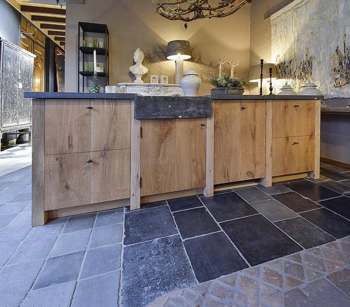 Keukeneiland-eiken-met-Belgisch-hardstenen-werkblad-en-spoelbak