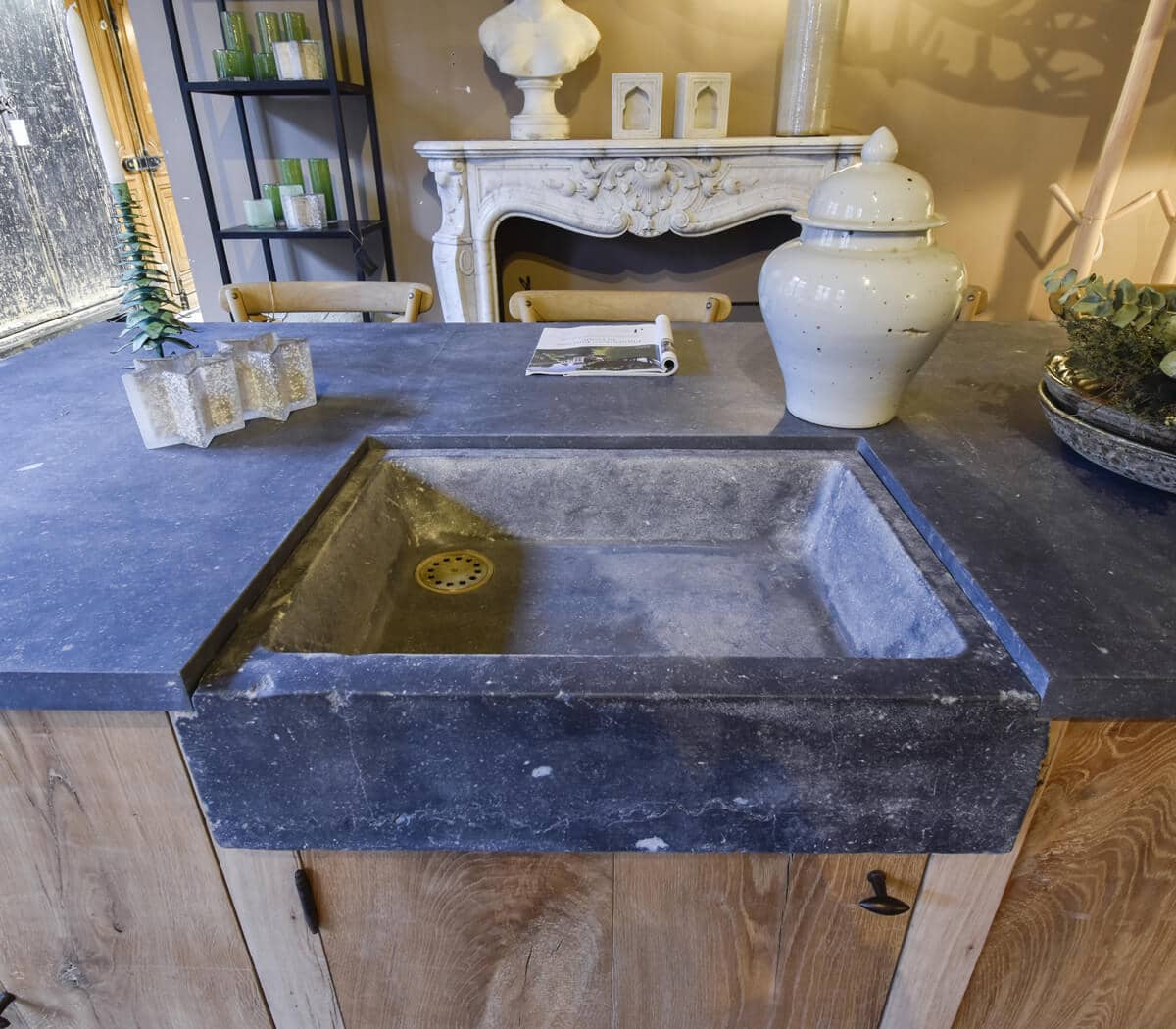 Keukeneiland-eiken-met-Belgisch-hardstenen-werkblad-en-spoelbak