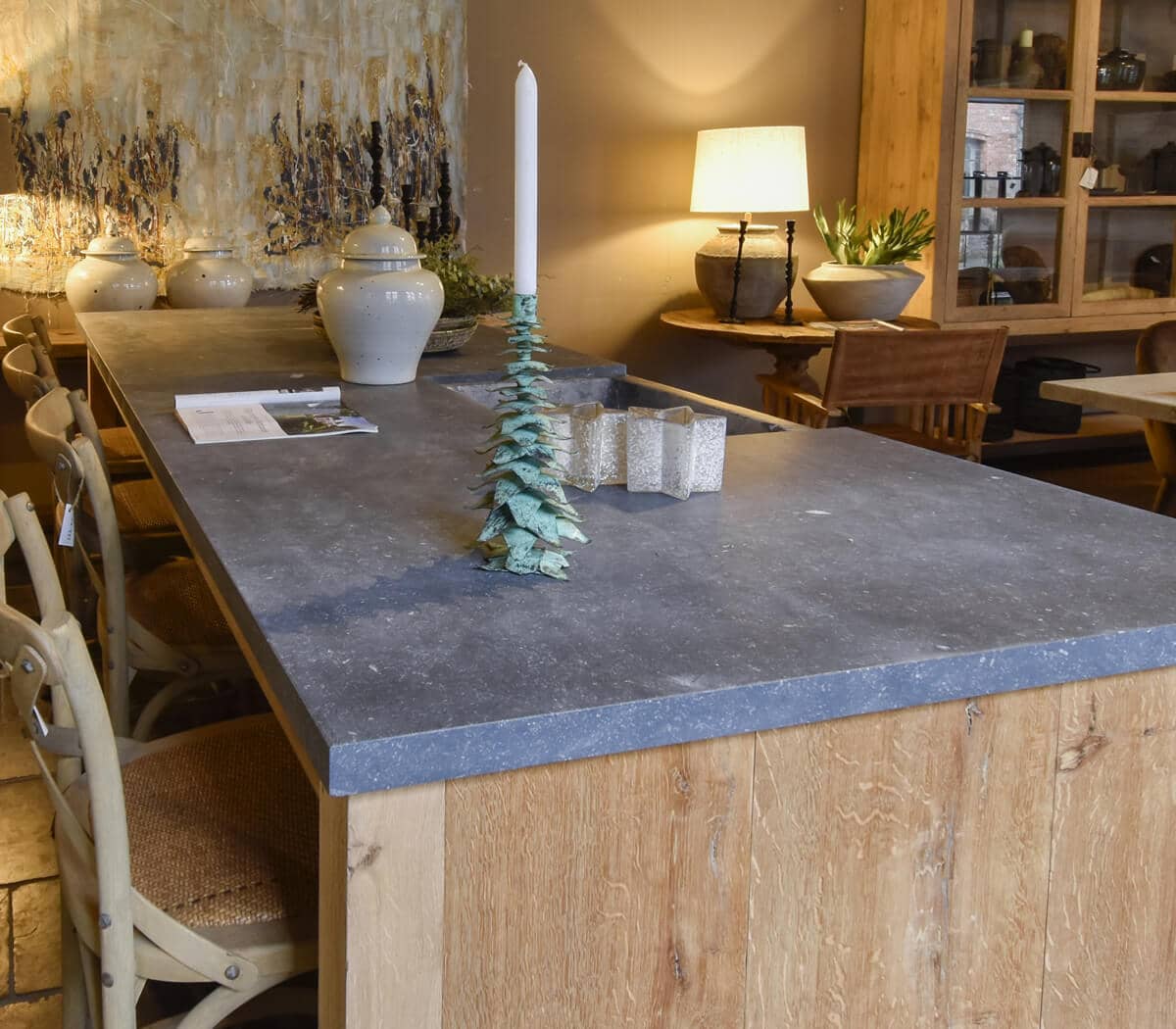 Keukeneiland-eiken-met-Belgisch-hardstenen-werkblad-en-spoelbak