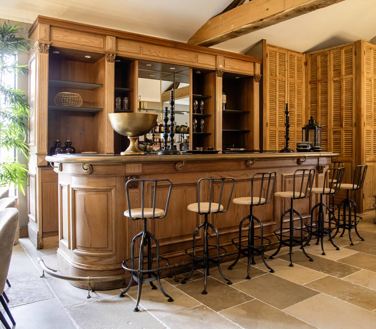 Unieke-oude-taverne-bar-geheel-in-eiken