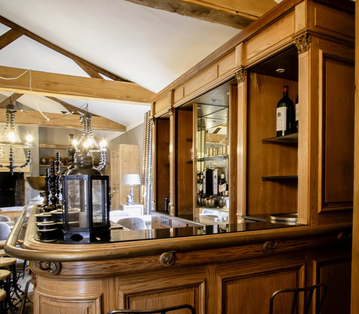 Unieke-oude-taverne-bar-geheel-in-eiken