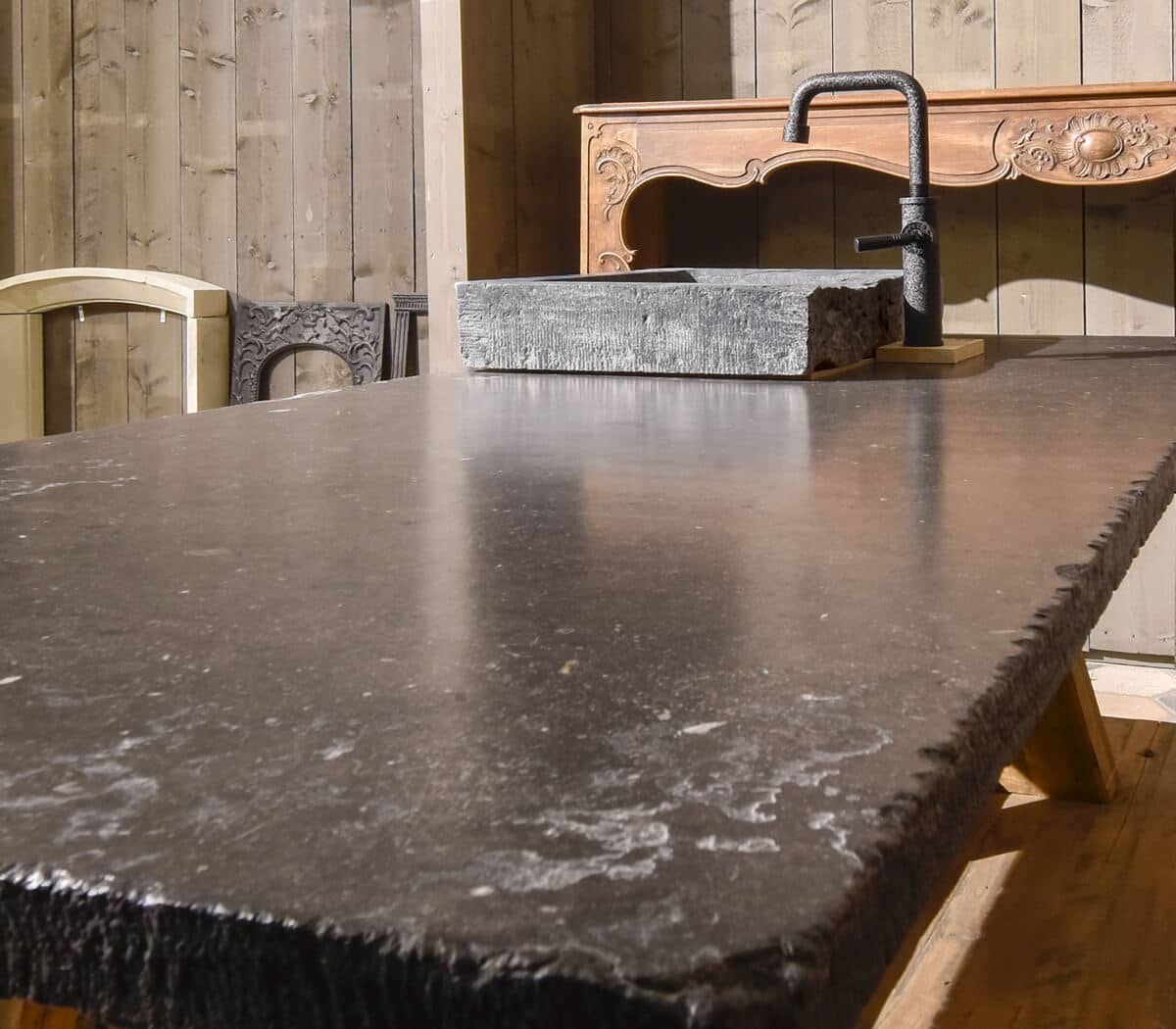 Keuken-werktafel-met-Belgisch-hardstenen-werkblad-en-spoelbak