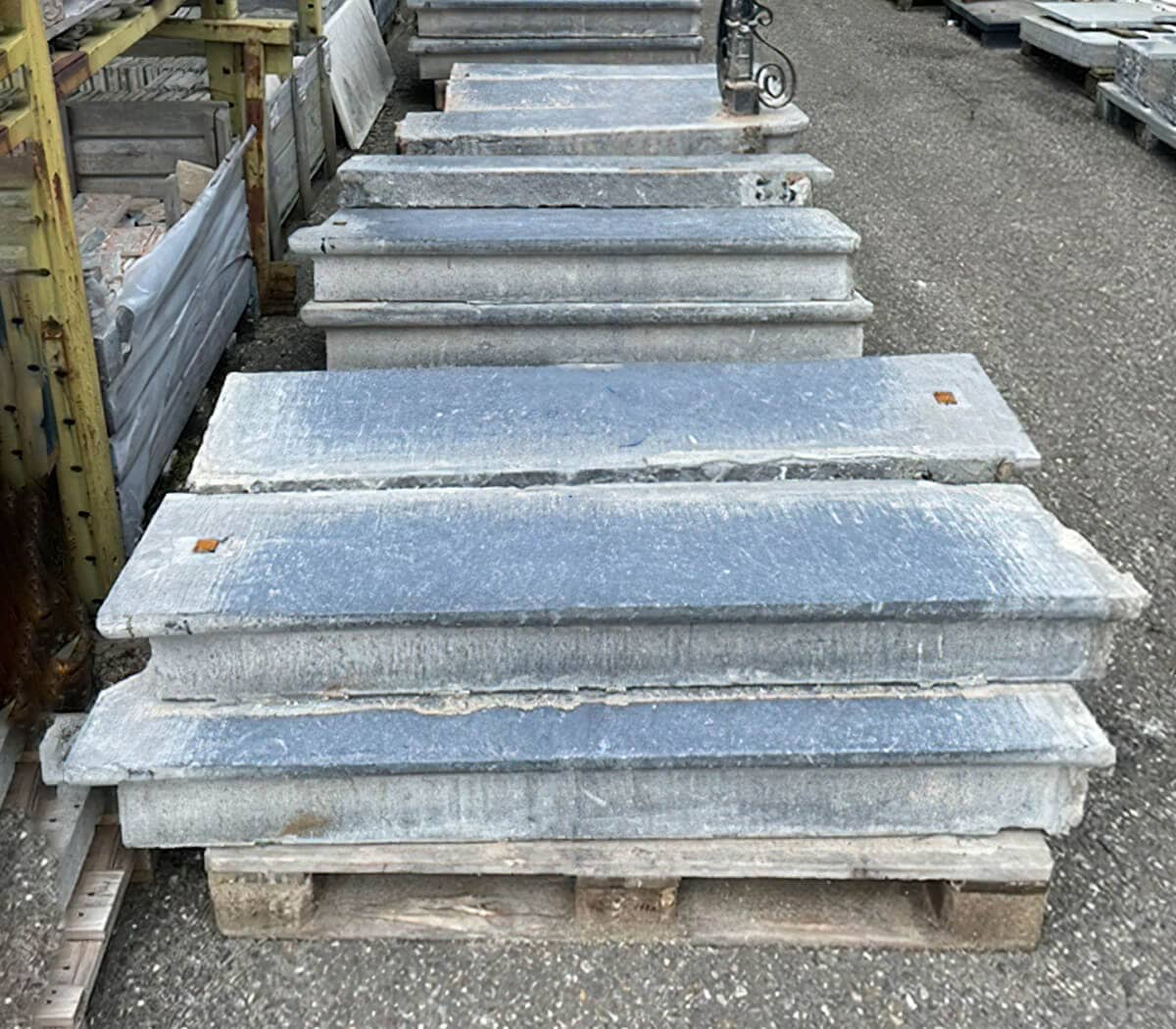 Oude-trap-met-Belgisch-hardstenen-traptredes-en-balustrade