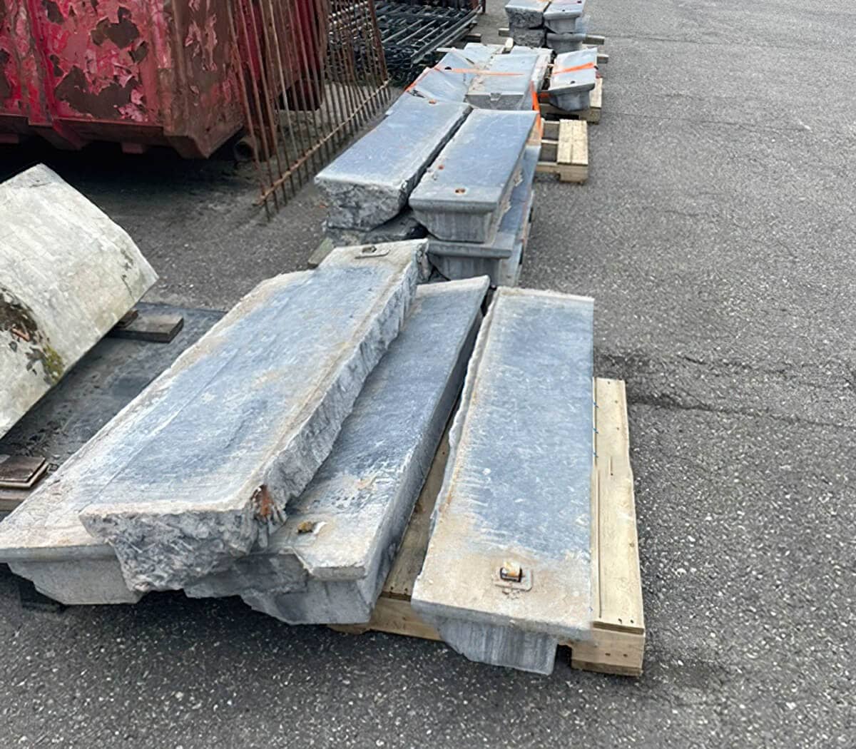 Oude-trap-met-Belgisch-hardstenen-traptredes-en-balustrade