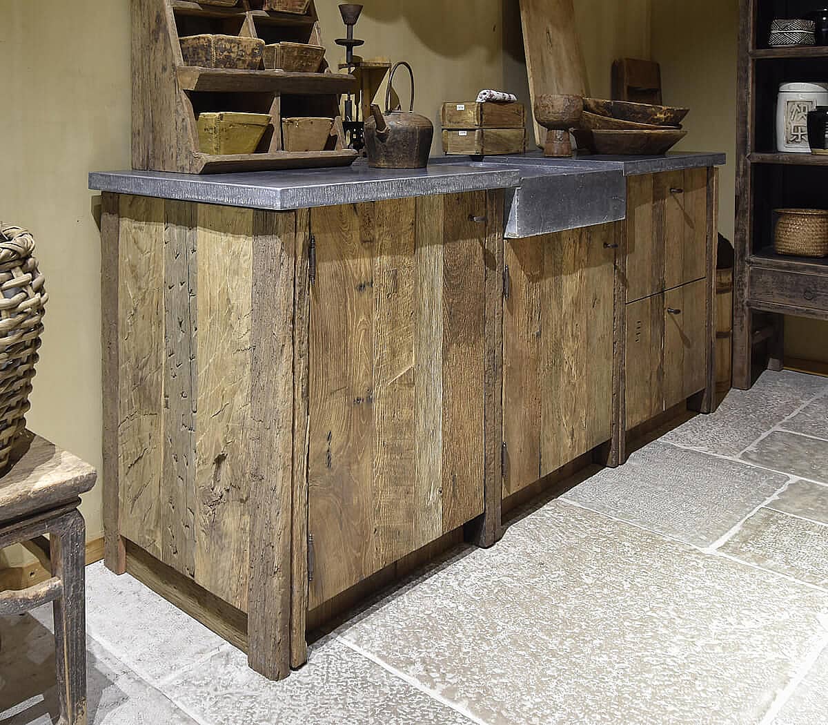 Eiken-keukenmeubel-met-Belgisch-hardstenen-werkblad-en-spoelbak