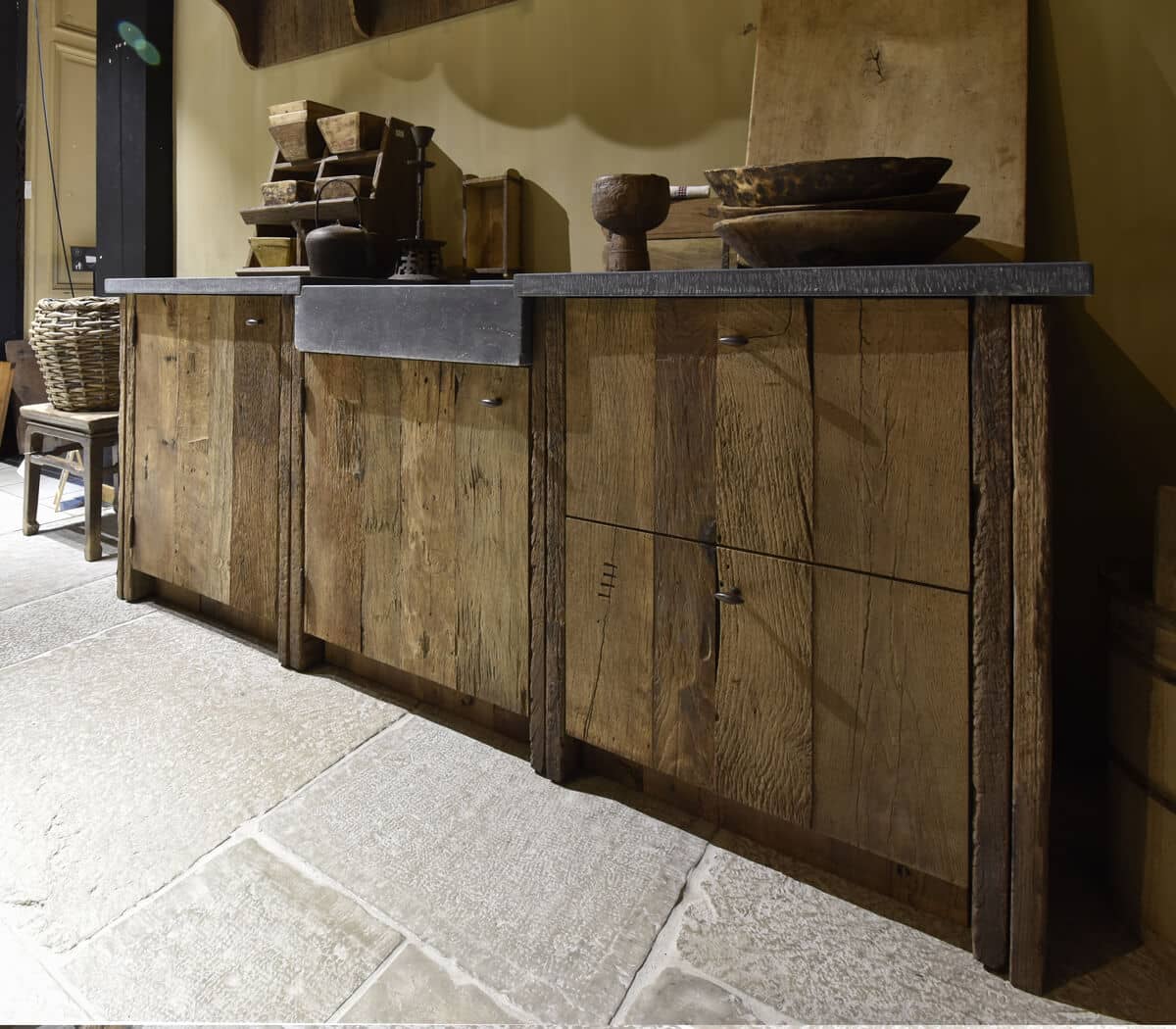 Eiken-keukenmeubel-met-Belgisch-hardstenen-werkblad-en-spoelbak