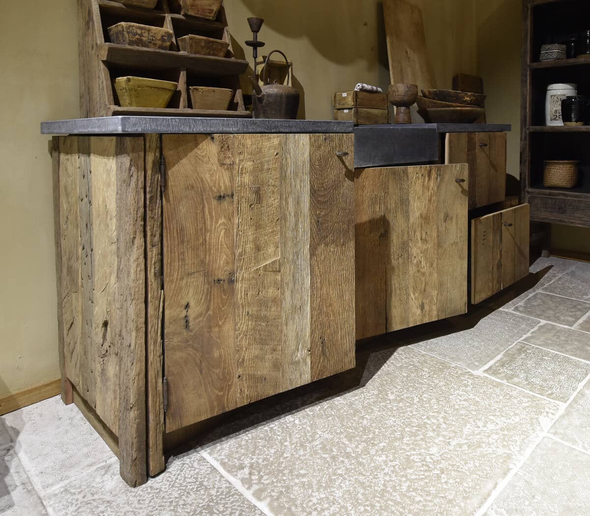 Eiken-keukenmeubel-met-Belgisch-hardstenen-werkblad-en-spoelbak