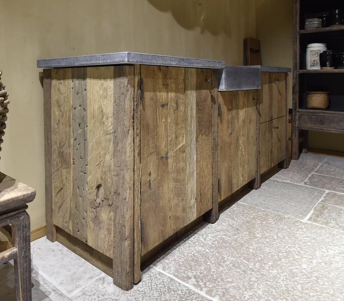 Eiken-keukenmeubel-met-Belgisch-hardstenen-werkblad-en-spoelbak