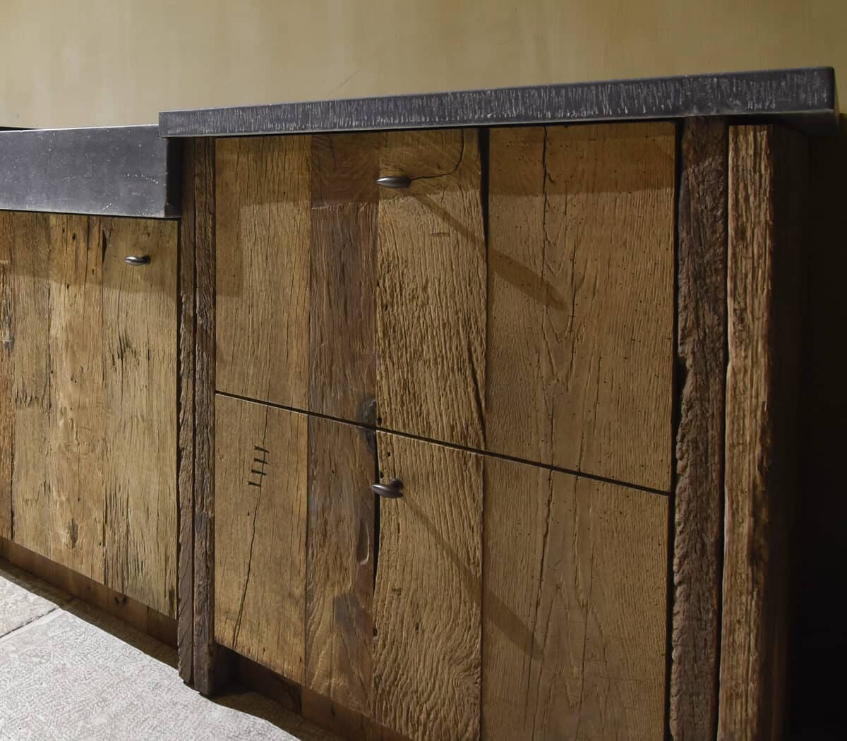 Eiken-keukenmeubel-met-Belgisch-hardstenen-werkblad-en-spoelbak