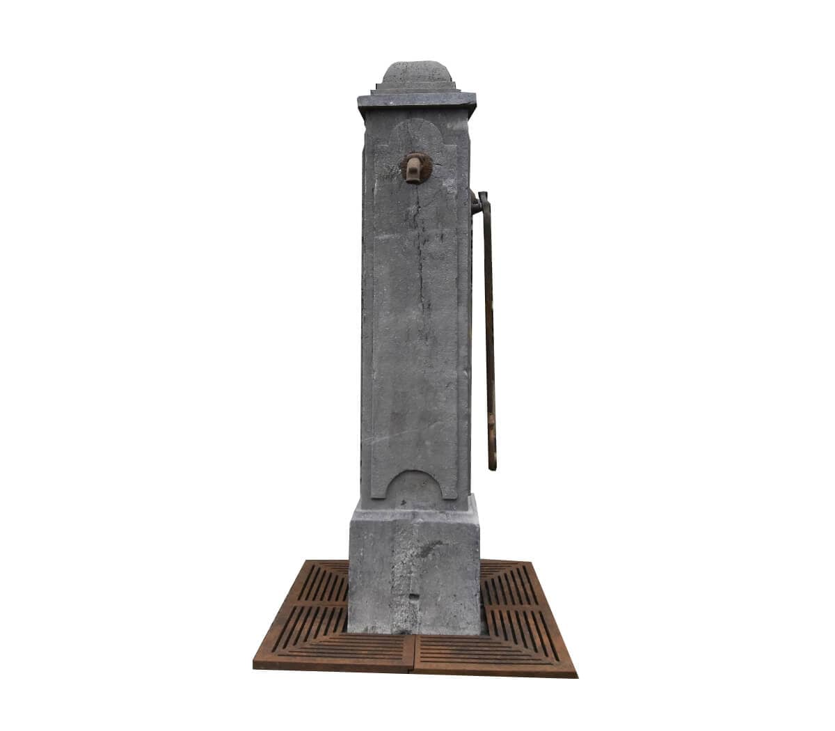 Antieke-Belgisch-hardstenen-dorpspomp-met-rooster