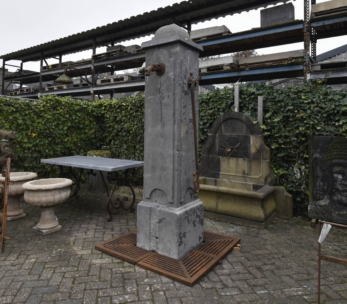 Antieke-Belgisch-hardstenen-dorpspomp-met-rooster