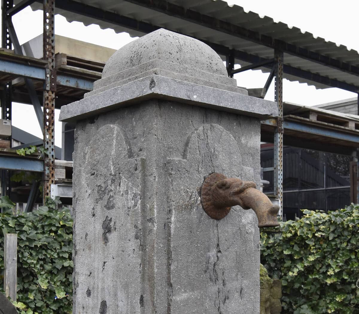 Antieke-Belgisch-hardstenen-dorpspomp-met-rooster
