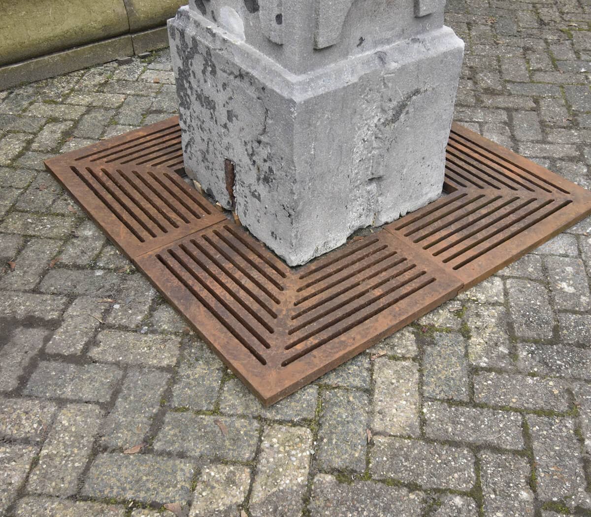 Antieke-Belgisch-hardstenen-dorpspomp-met-rooster