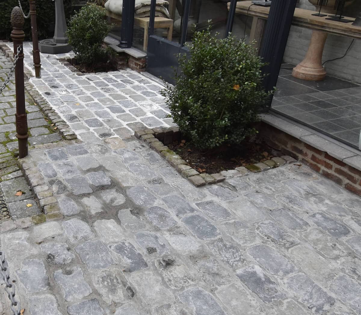 Belgisch-hardsteen-kinderkoppen-kasseien-donkere-en-lichte-voeg