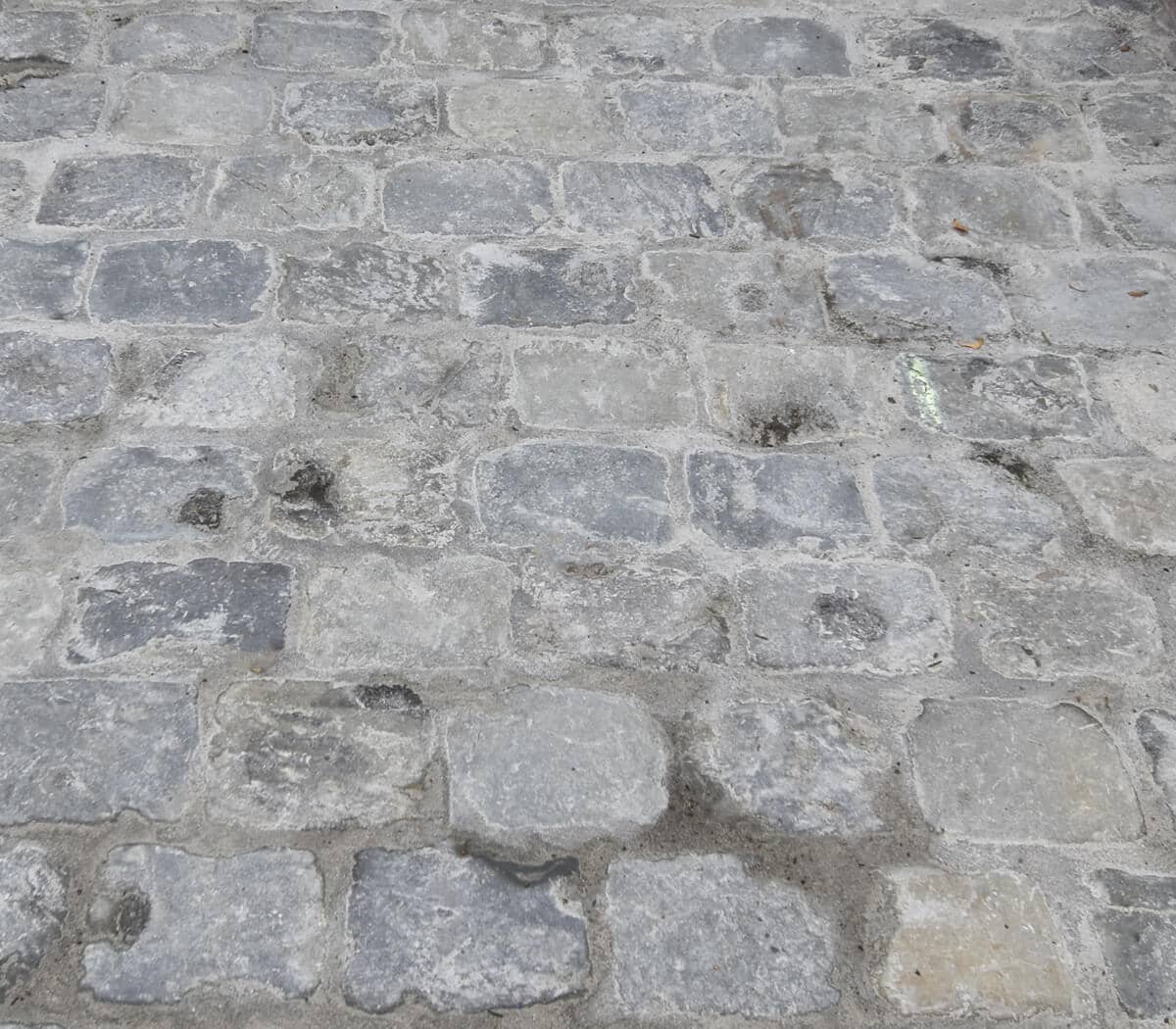 Belgisch-hardsteen-kinderkoppen-kasseien-donkere-voeg