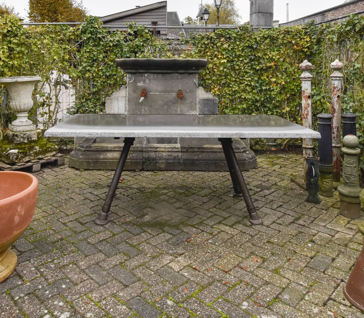 Tuintafel-met-ijzeren-onderstel-en-verouderd-Belgisch-hardstenen-blad