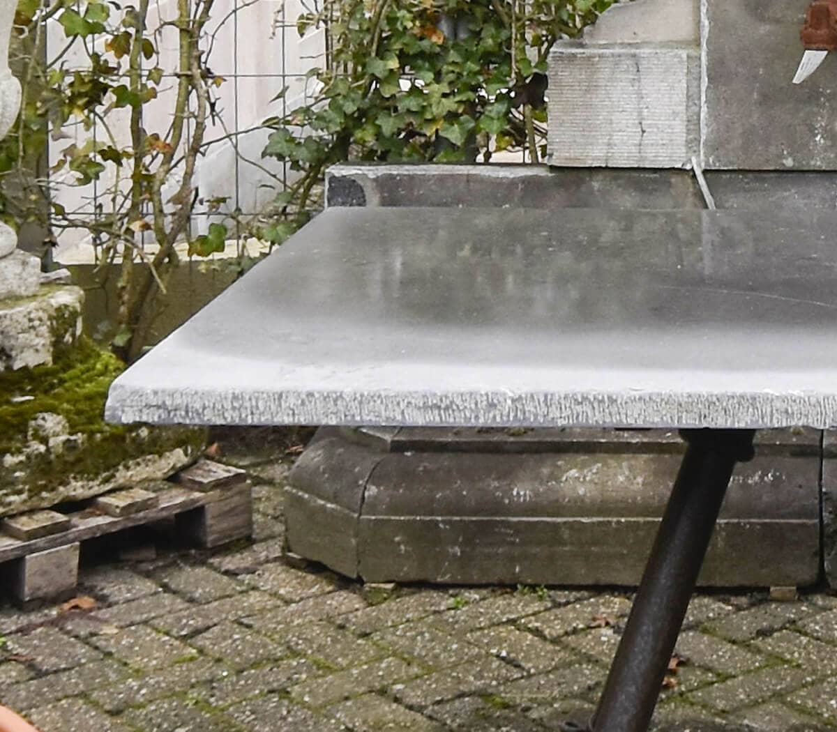 Tuintafel-met-ijzeren-onderstel-en-verouderd-Belgisch-hardstenen-blad
