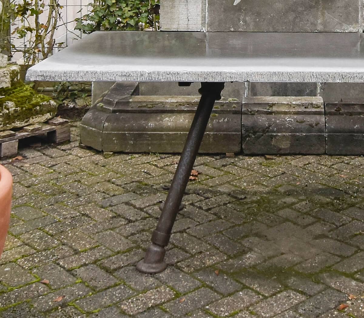 Tuintafel-met-ijzeren-onderstel-en-verouderd-Belgisch-hardstenen-blad