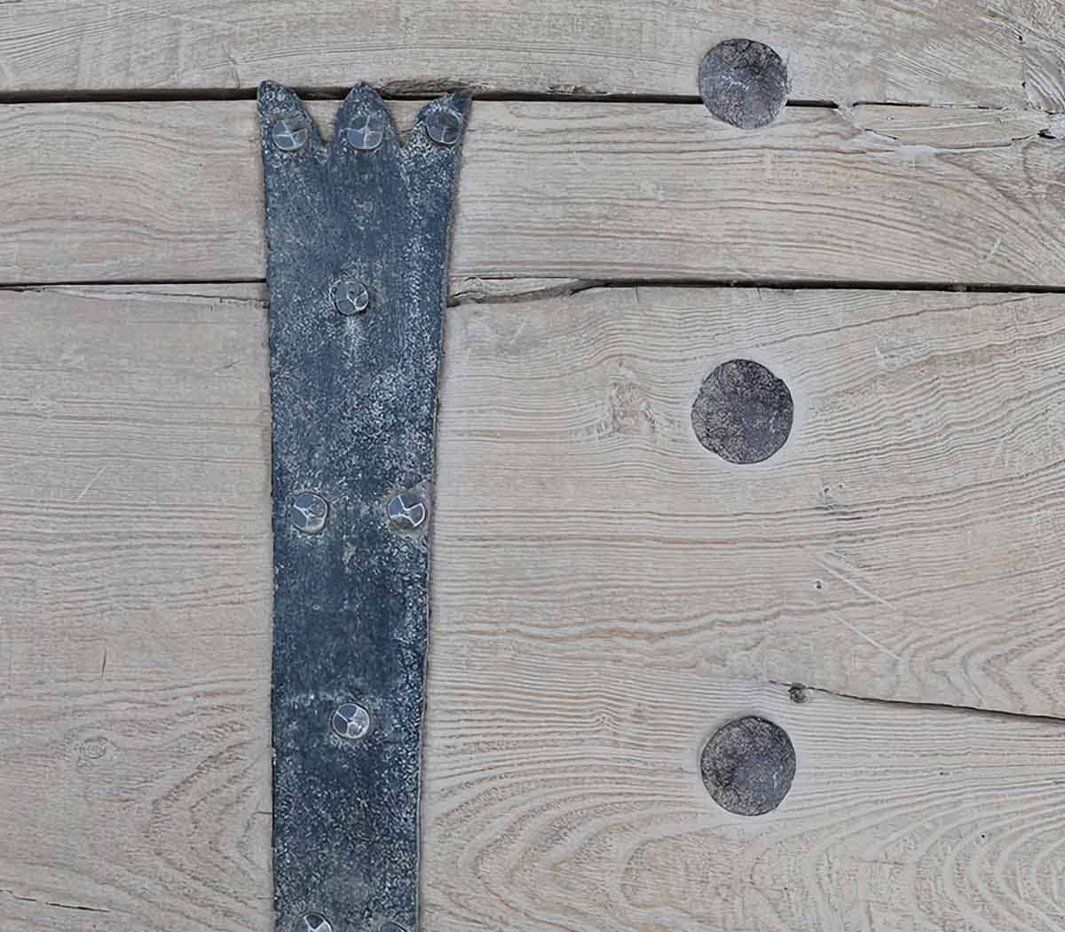 Salontafel-oude-deur-met-ijzeren-onderstel