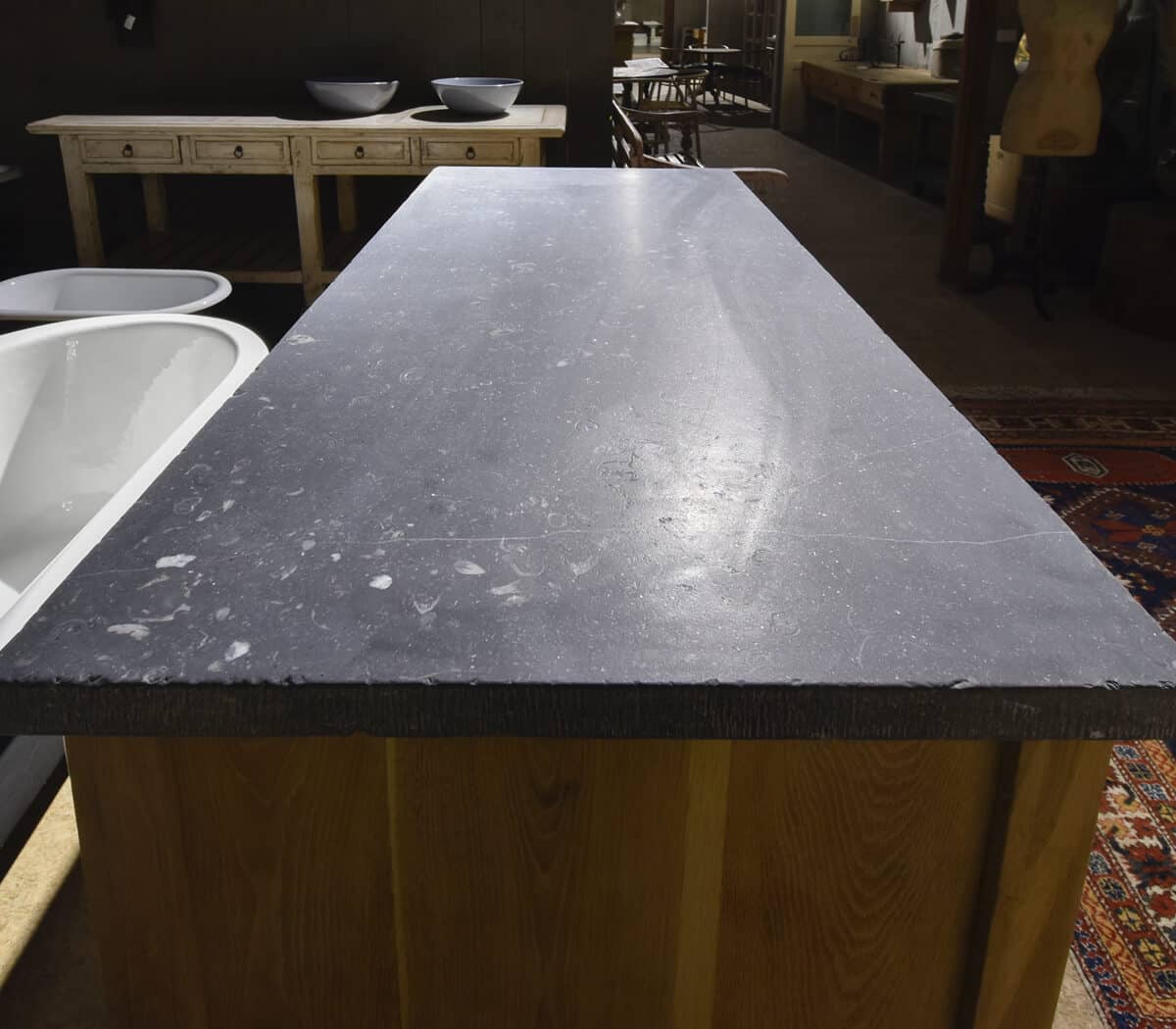 Eiken-badkamermeubel-met-belgisch-hardstenen-blad