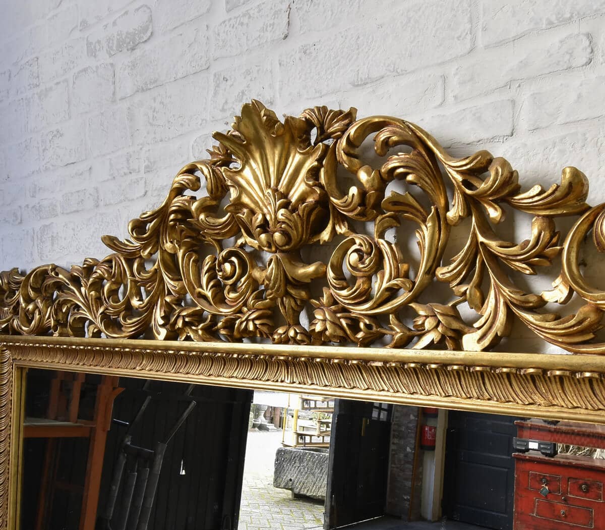 Zeer-grote-antieke-spiegel-in-Barok-stijl-met-facet-glas