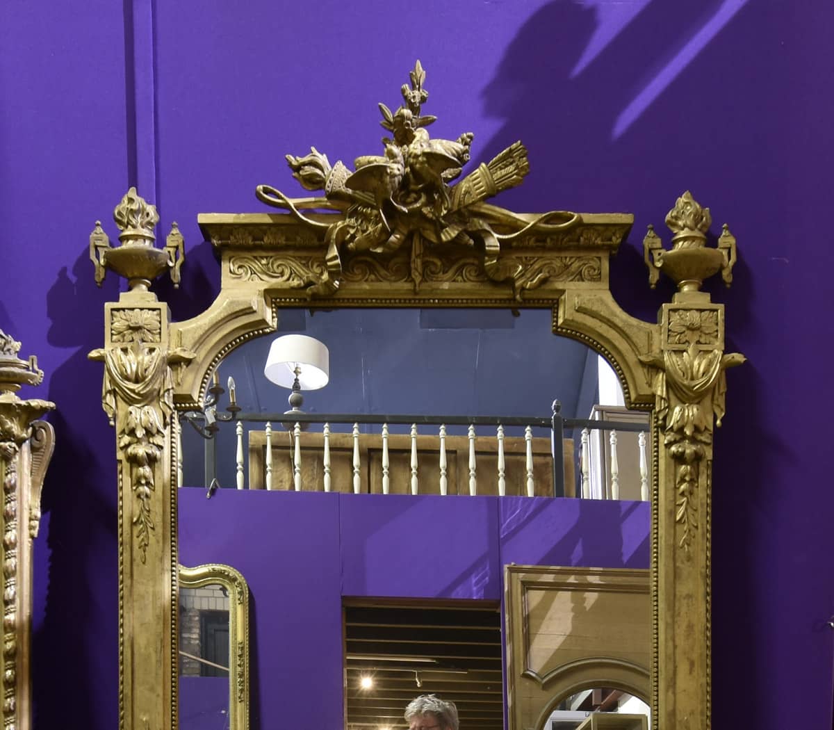 Antieke-kuifspiegel-met-tortelduifjes-en-parelrand