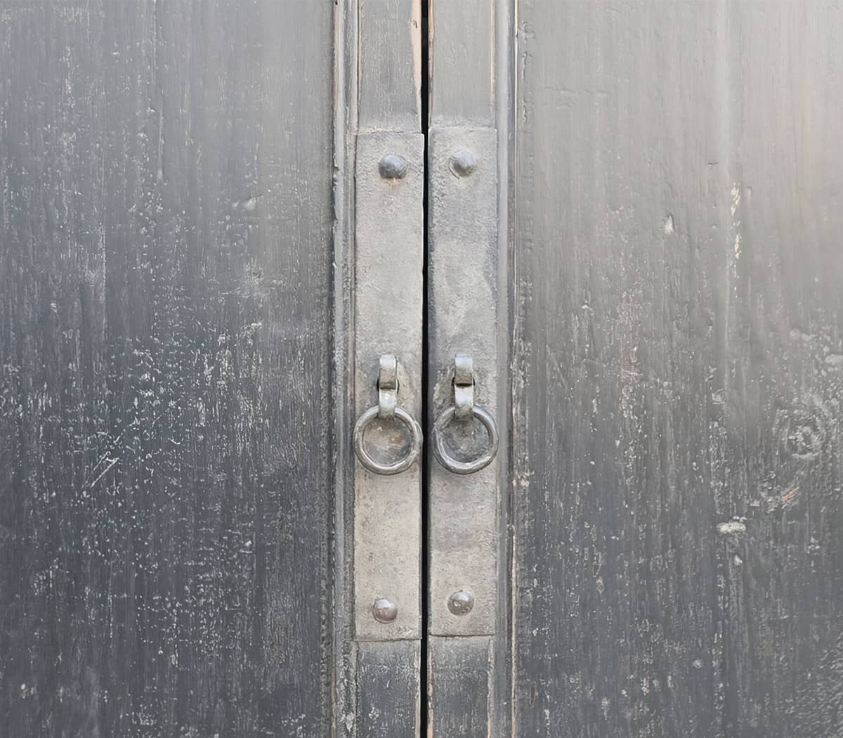 Houten-kast-met-2-deuren-en-lades-in-de-kast