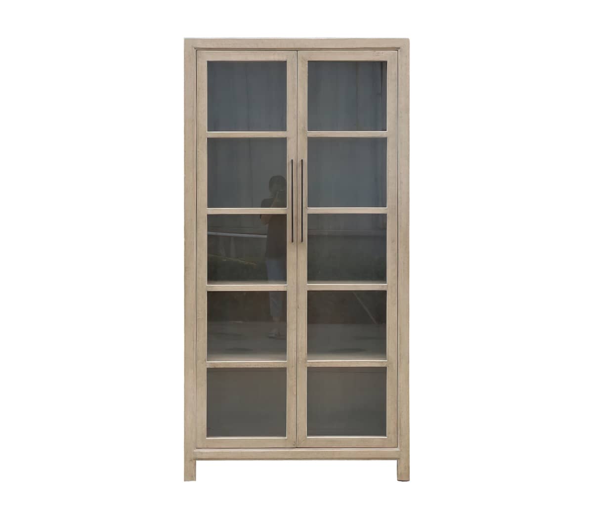 Houten-kast-met-deuren-met-glas