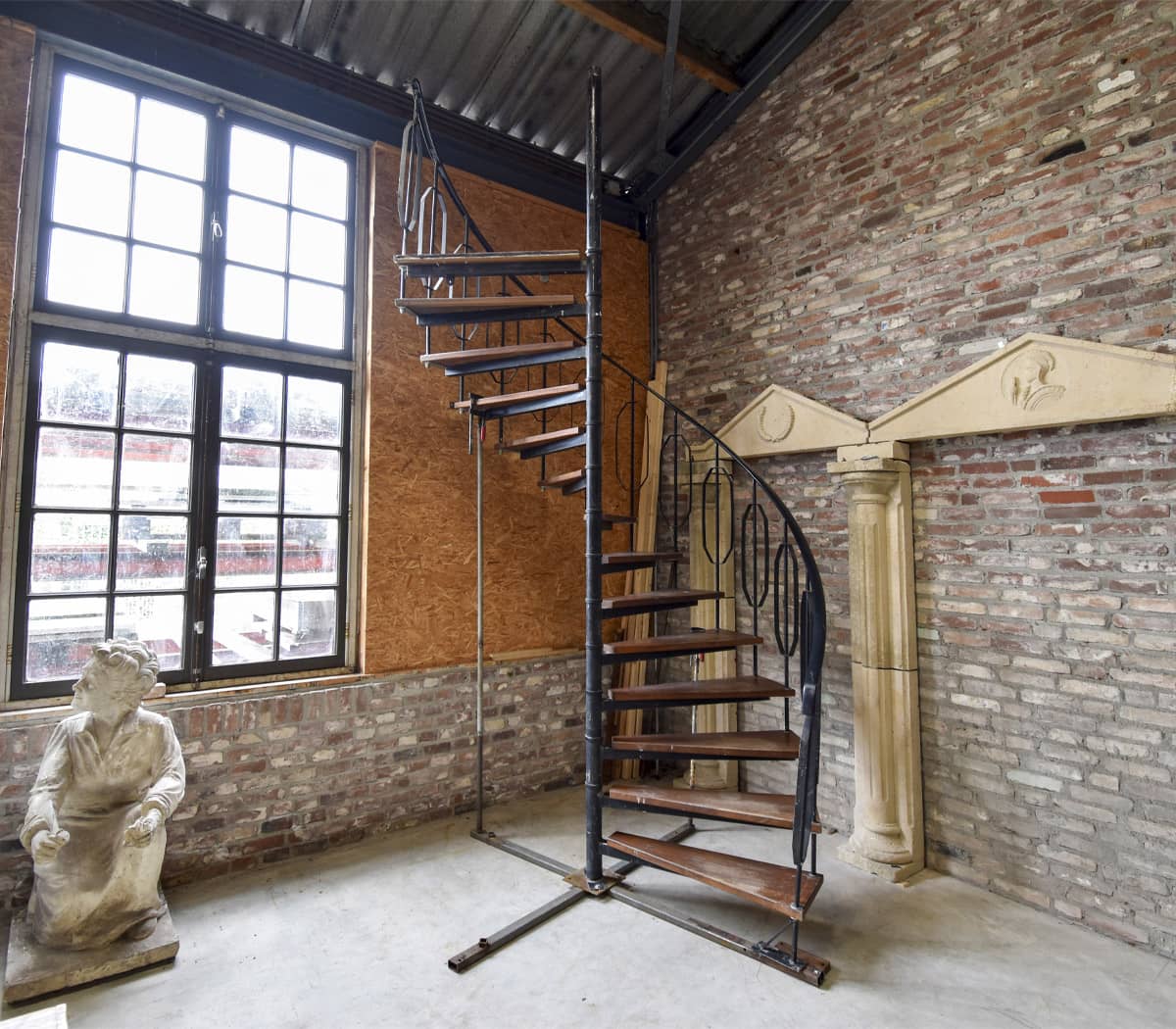 Vintage-ijzeren-spiltrap-met-houten-tredes